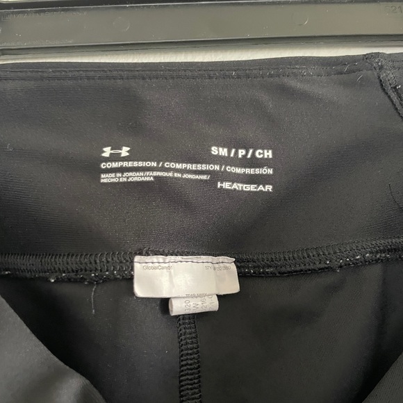 Under Armour Black Compression Capri Leggings with Pocket - Picture 4 of 4